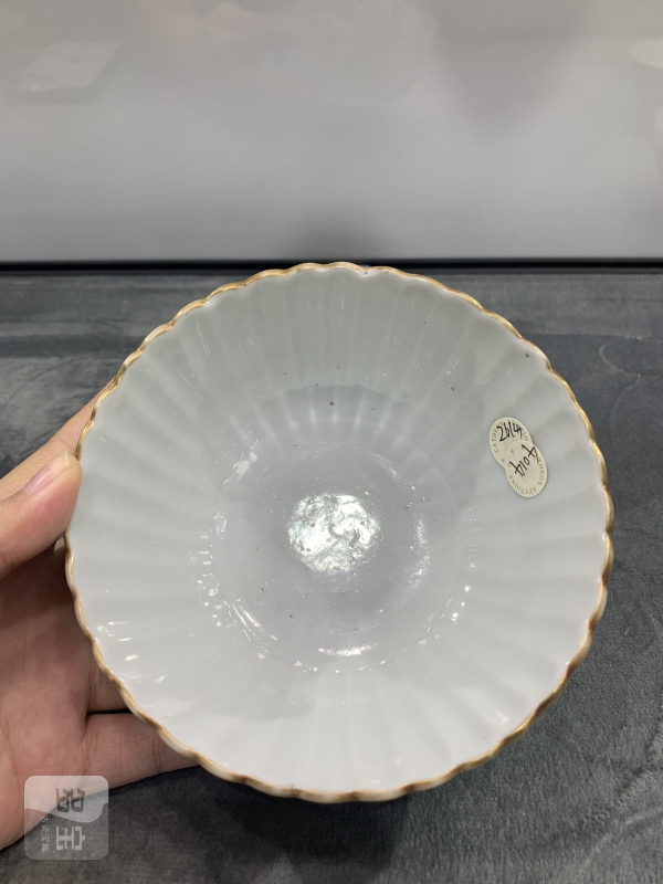 清同治粉彩福禄寿三星模印花口碗 - 图8